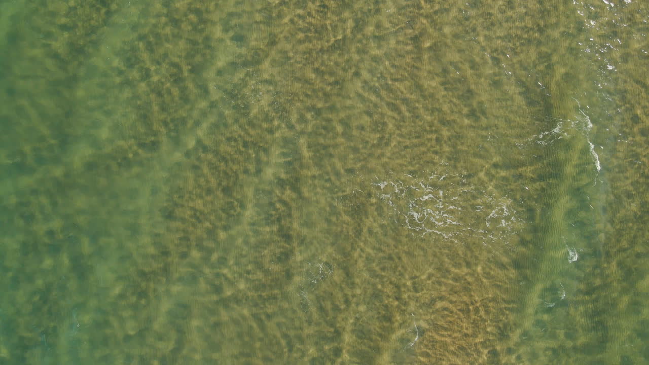 파도가 천천히 부서지는 지중해의 아름다운 해안의 공중 전망