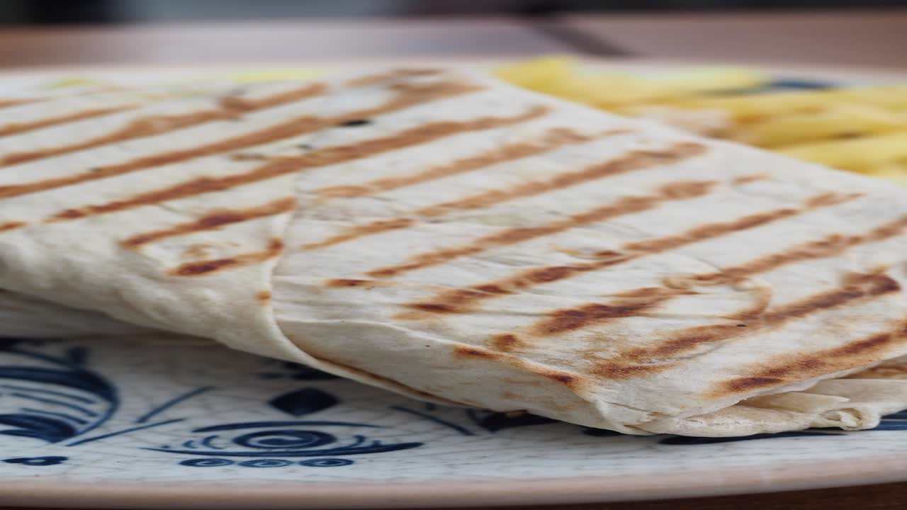 envoltura de shawarma a la parrilla con patatas fritas