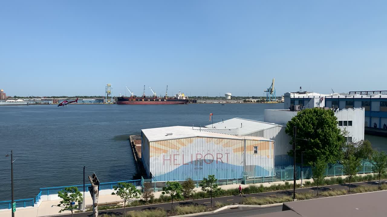 델라웨어 강을 따라 사우스 필라델피아의 헬기장에서 헬리콥터 이륙