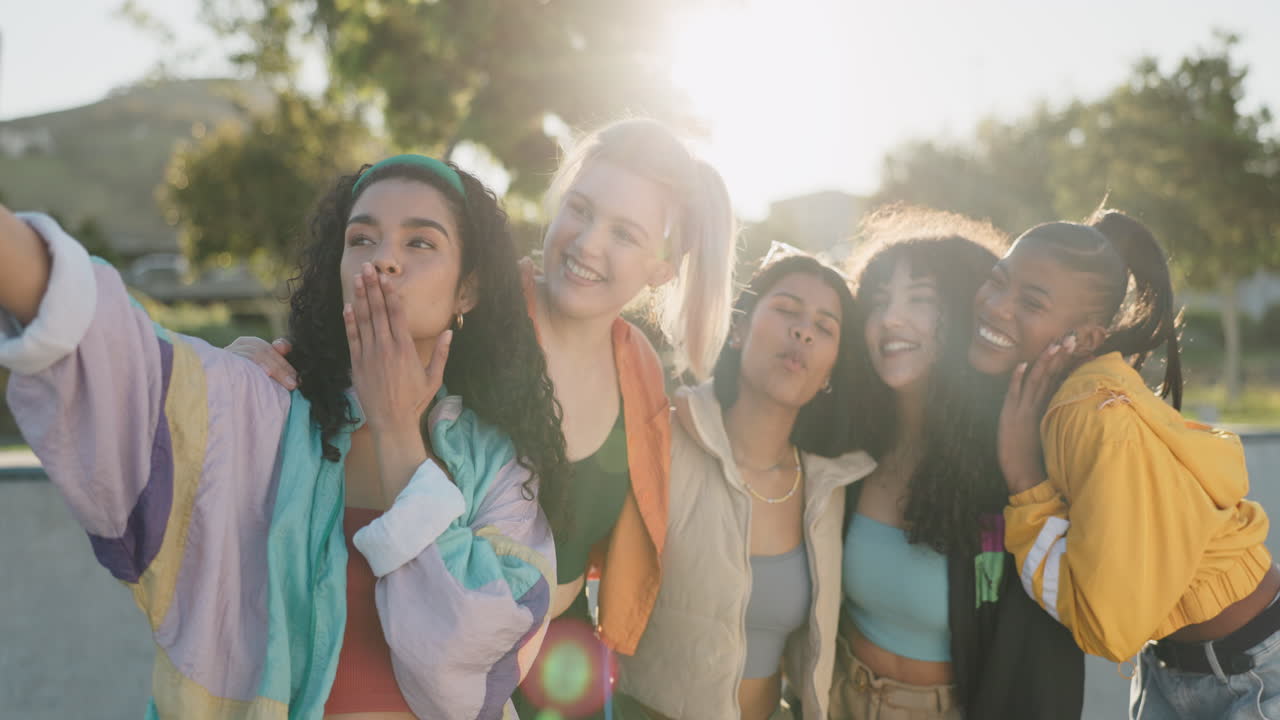 selfie, mujeres y amigos con besos soplando