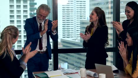 la gente de negocios feliz celebra la victoria del éxito