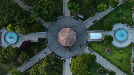 Dron-De-Arriba-Hacia-Abajo-Sobre-El-Parque-Juárez,-Atardecer-En-Huamantla,-Tlaxcala,-México