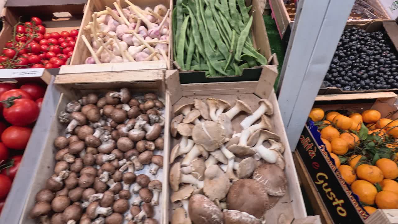 전시 된 여러 가지 과일 과 채소