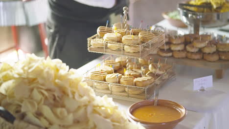 Sonnenlicht-Beleuchtet-Hochzeitsbuffet-Fingerfood