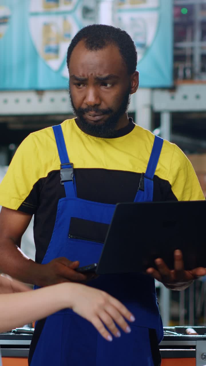 Vertical video Specialist showing client car damages