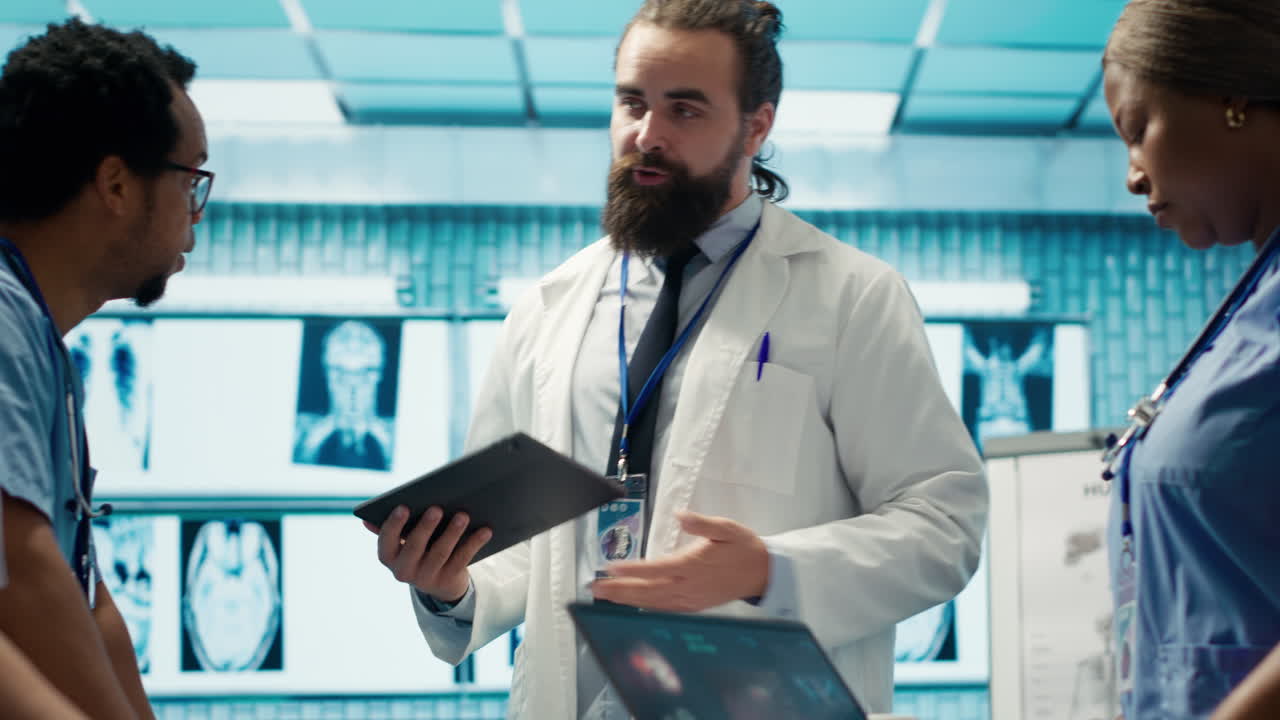 Team medico che discute i risultati di una scansione cerebrale