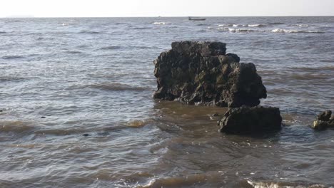 4k-Ein-Stück-Felsen-Am-Strand