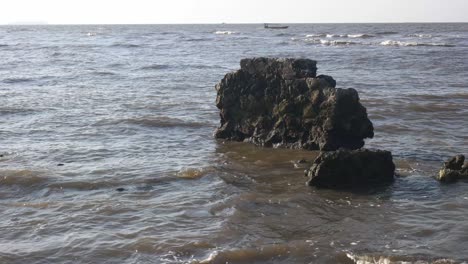 4k un pedazo de roca en la playa