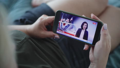 persona que ve las noticias electorales en el teléfono móvil