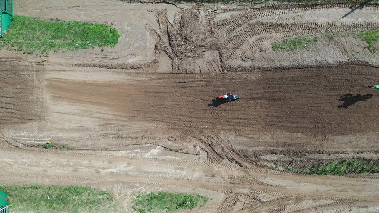 모토크로스 더트 트랙 공중 사진