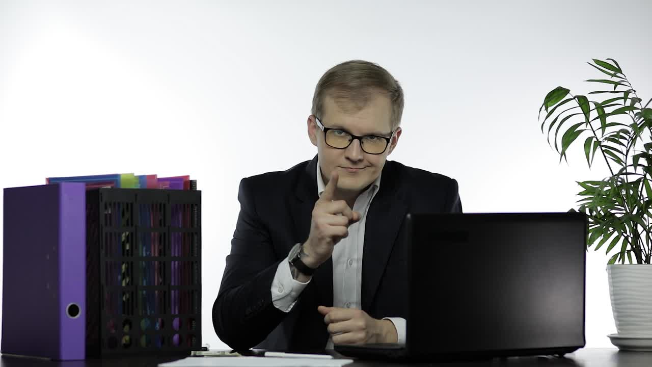 director de negocios en la oficina apoyado en la mesa mirando a la cámara. contratar un trabajo