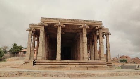 Vista-Panorámica-Del-Templo-Sasivekalu-Ganesha-En-Hampi