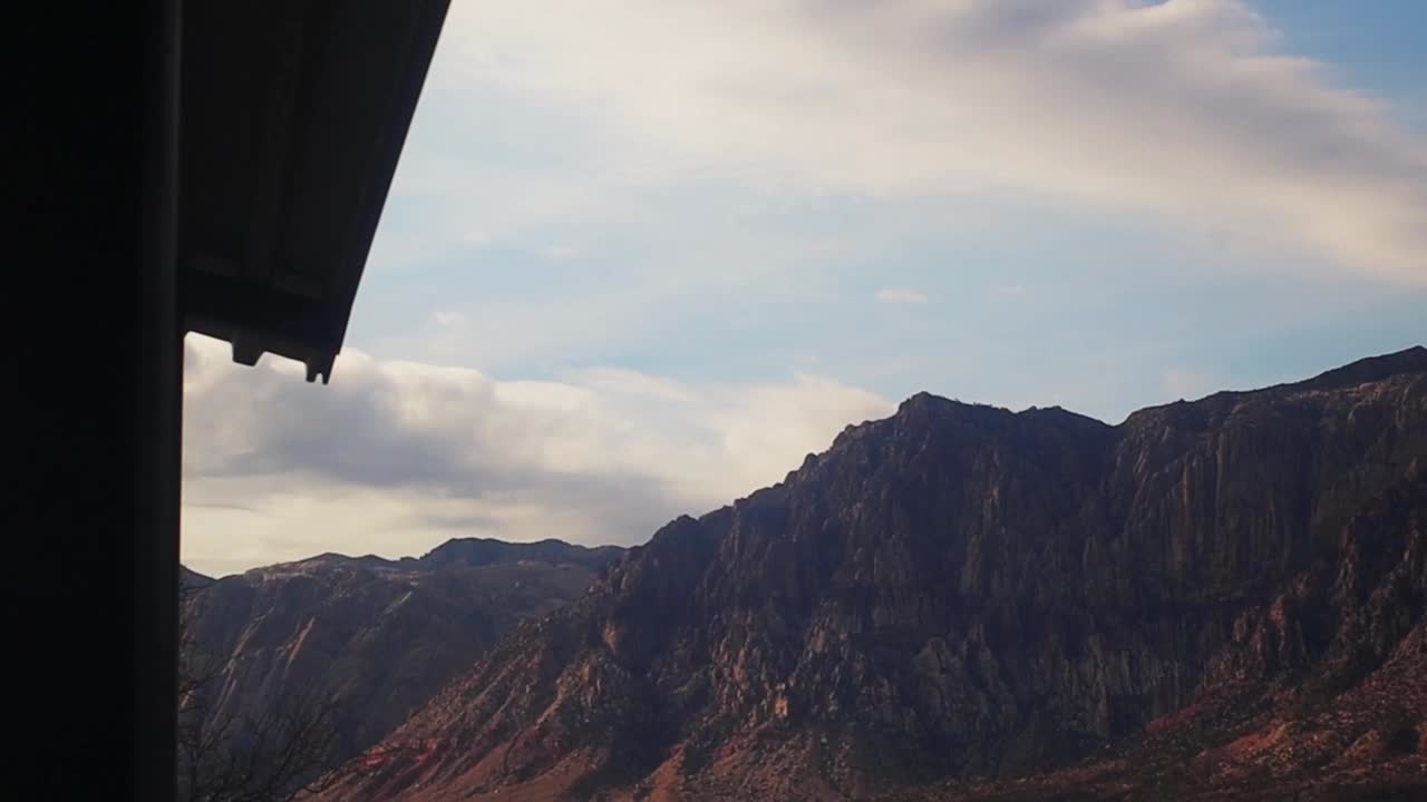 탁 트인 전망을 갖춘 미국 남서부의 장엄한 붉은 바위 산