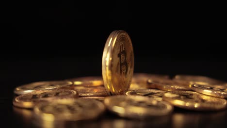 moneda de oro bit btc monedas de criptomoneda sobre un fondo negro. bitcoin es una criptomoneda mundial y un sistema de pago digital llamado la primera moneda digital descentralizada.