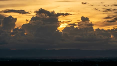 timelapse colorido cielo dramático con nubes al amanecer