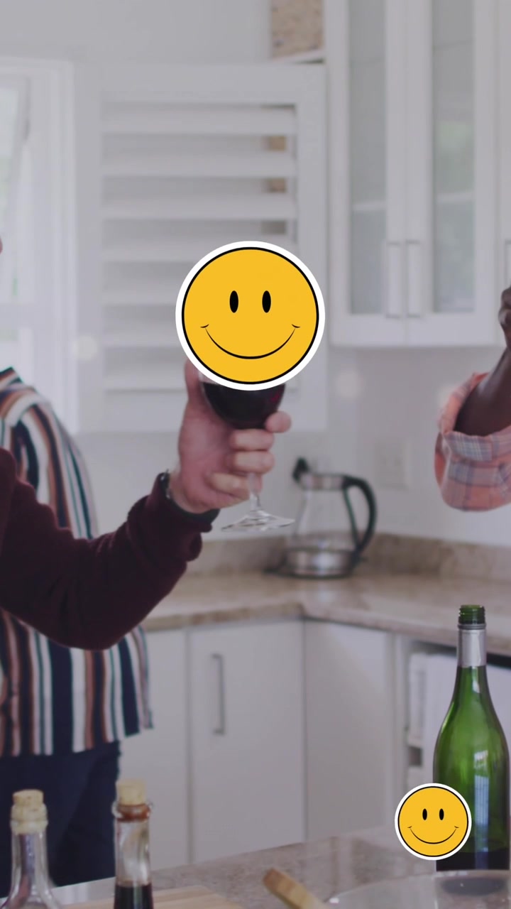 Şarap içen farklı yaşlı grubunun üzerinde emoji simgeleri animasyonu