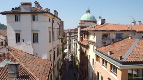 View-into-the-beautiful-streets-of-Vicenza,-Veneto,-Italy