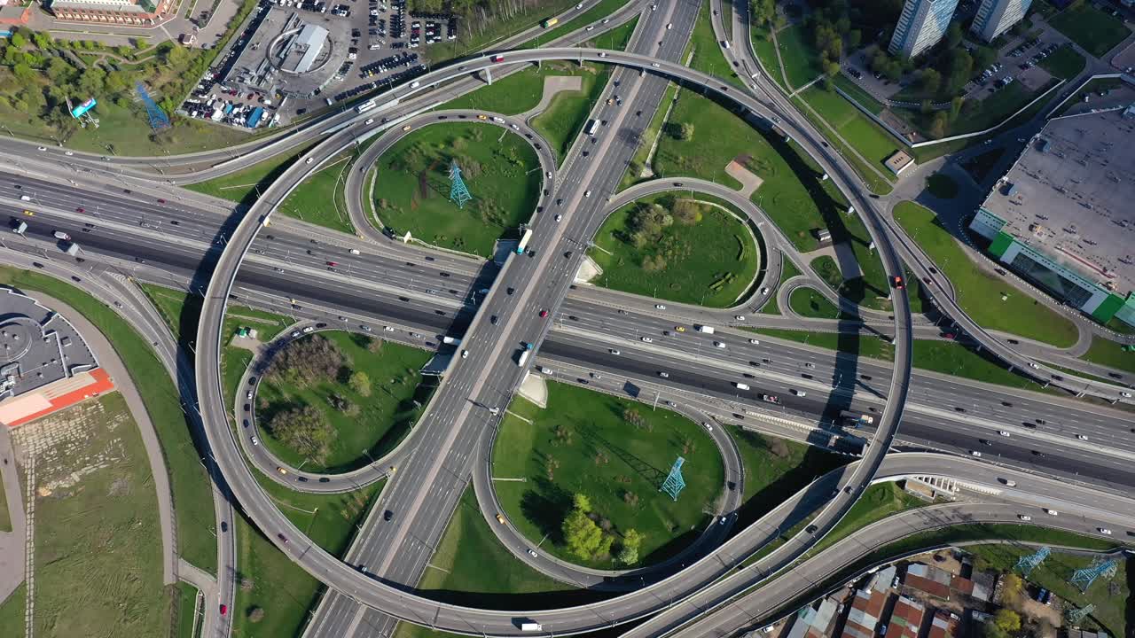 vista aérea de una intersección de autopistas en moscú.