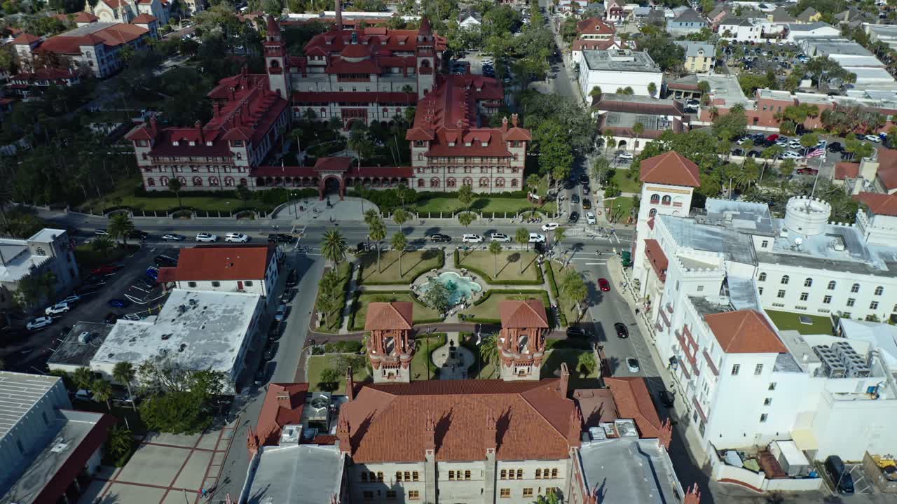 Letecký pohled zachycující centrální fontánu obklopenou historickými budovami s červenými taškami v St. Augustine. Ideální pro architektonické studie nebo turistický obsah