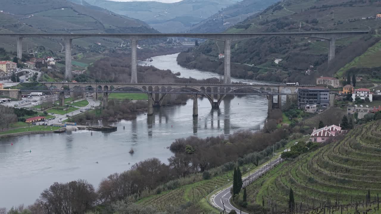 Triplice ponte sovrapposto a Pêso da Régua, vigneti terrazzati e fiume Douro, Regua, ripresa con drone