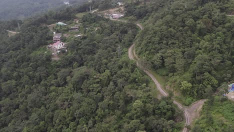 imágenes cinematográficas aéreas del bosque en las colinas de nagaland