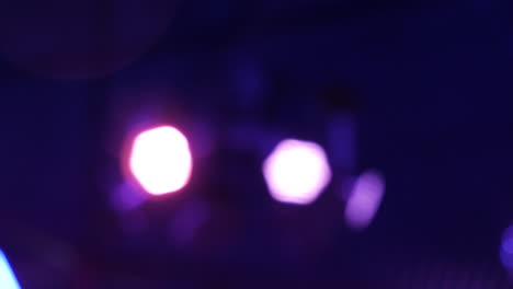 coloridas luces de fiesta giratorias borrosas en el evento, primer plano