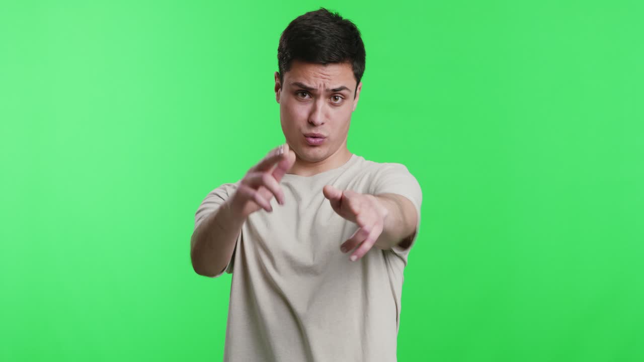hombre con gestos en la pantalla verde