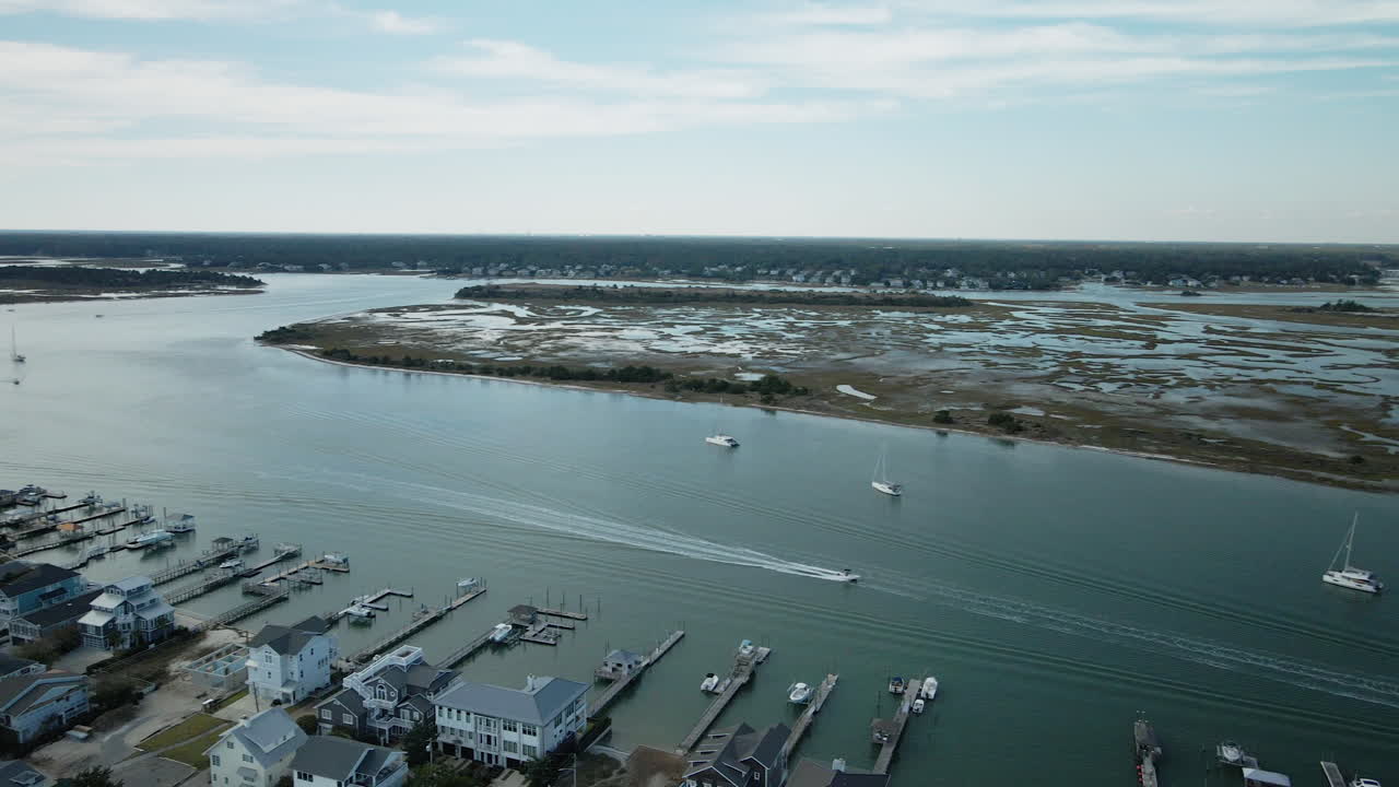 라이츠빌 해변, 노스캐롤라이나 해안선의 아름다운 경치를 통해 패닝 공중 촬영