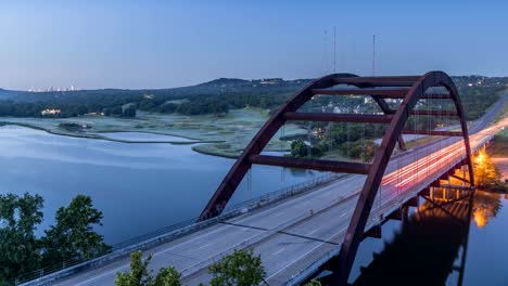 lapso de tiempo del puente austin 360 a primera hora de la mañana con el centro de austin en el fondo