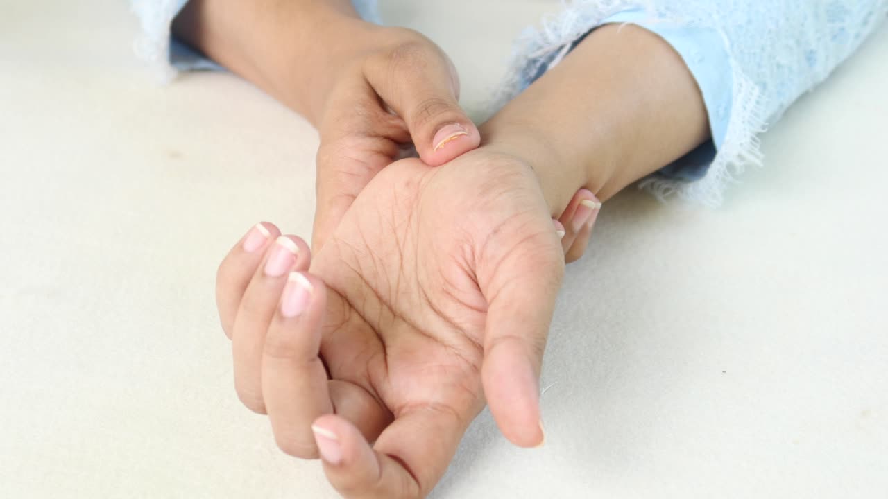 manos de mujeres jóvenes que sufren dolor en la muñeca,