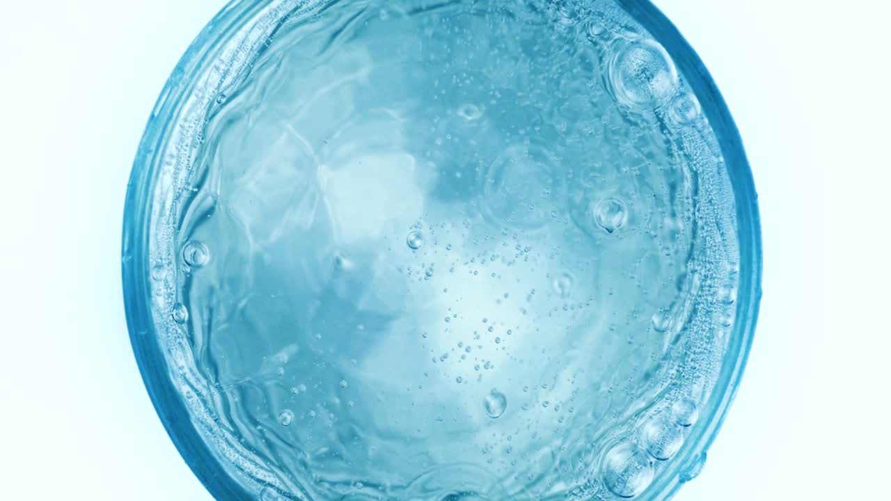 병에서 신선한 순수한 스파클링 물을 잔에 부어. 슈퍼 슬로우 모션으로 물에 거품이.