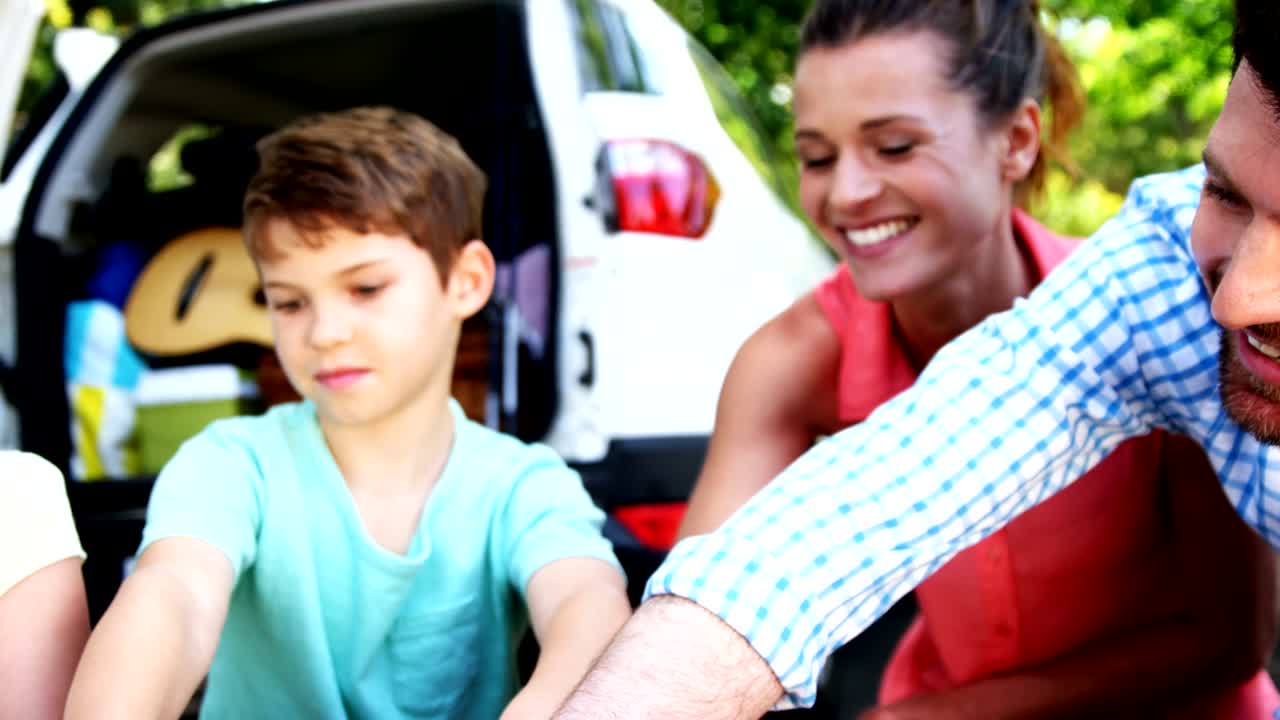 familia sentada con su perro en el parque