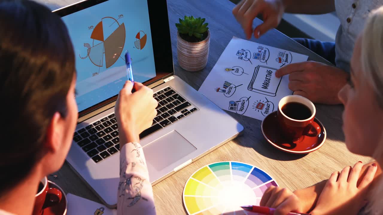 ejecutivos discutiendo sobre computadora portátil durante una reunión 4k