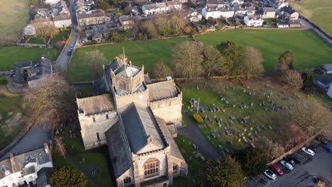 imágenes cinematográficas aéreas de drones de cartmel village y cartmel priory