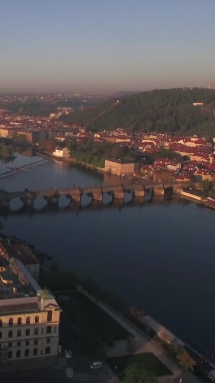 Vista aerea del paesaggio urbano di Praga e del Ponte Carlo all'alba