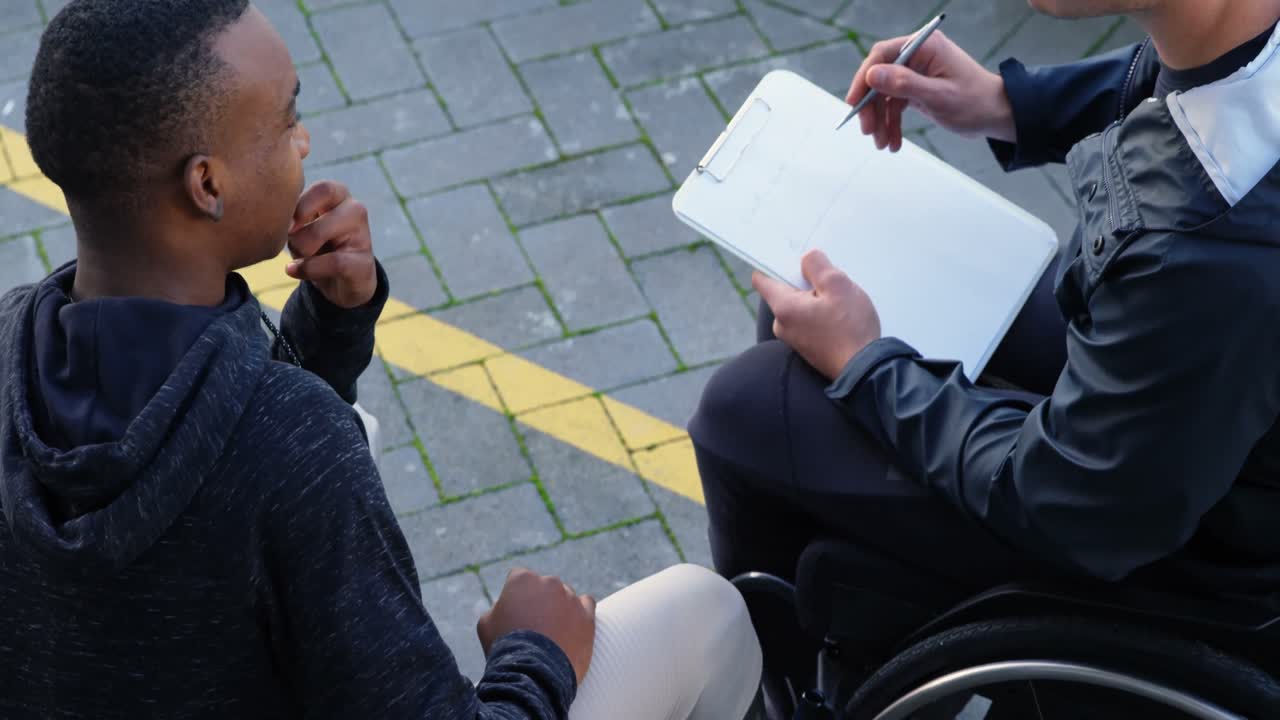 Due atleti disabili che discutono su un portablocco 4k