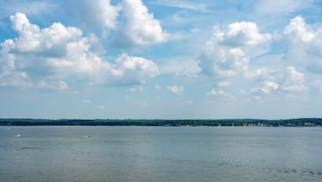 Un-Lapso-De-Tiempo-Panorámico-De-Nubes-Sobre-La-Bahía-De-Chesapeake