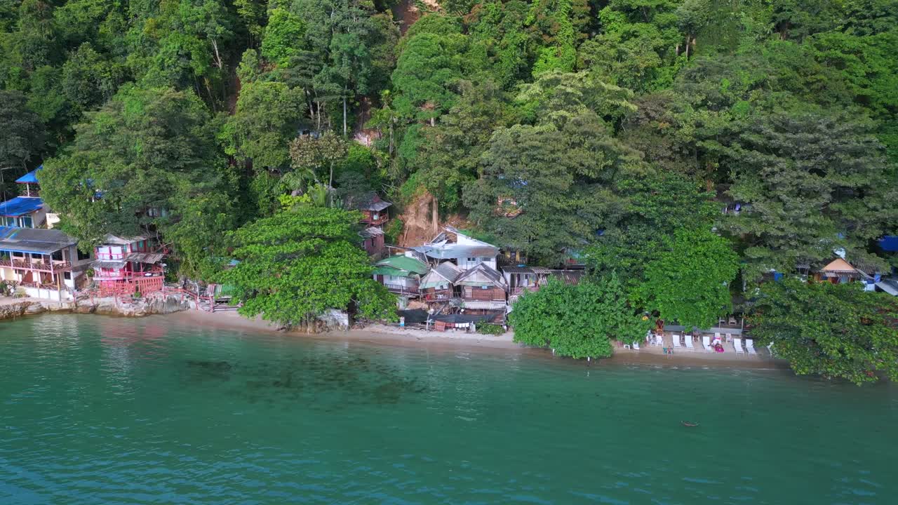 vuelo aéreo suave vista superior deslizamiento de tierra deslizamiento de barro destruido roto resort de playa en ruinas, desastre ambiental tailandia 2022