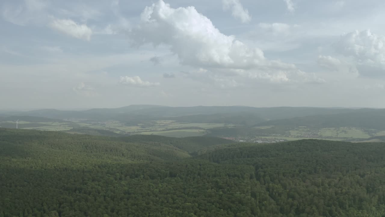 매우 높은 비행 무인 항공기에 의해 캡처된 독일의 놀라운 자연의 전망