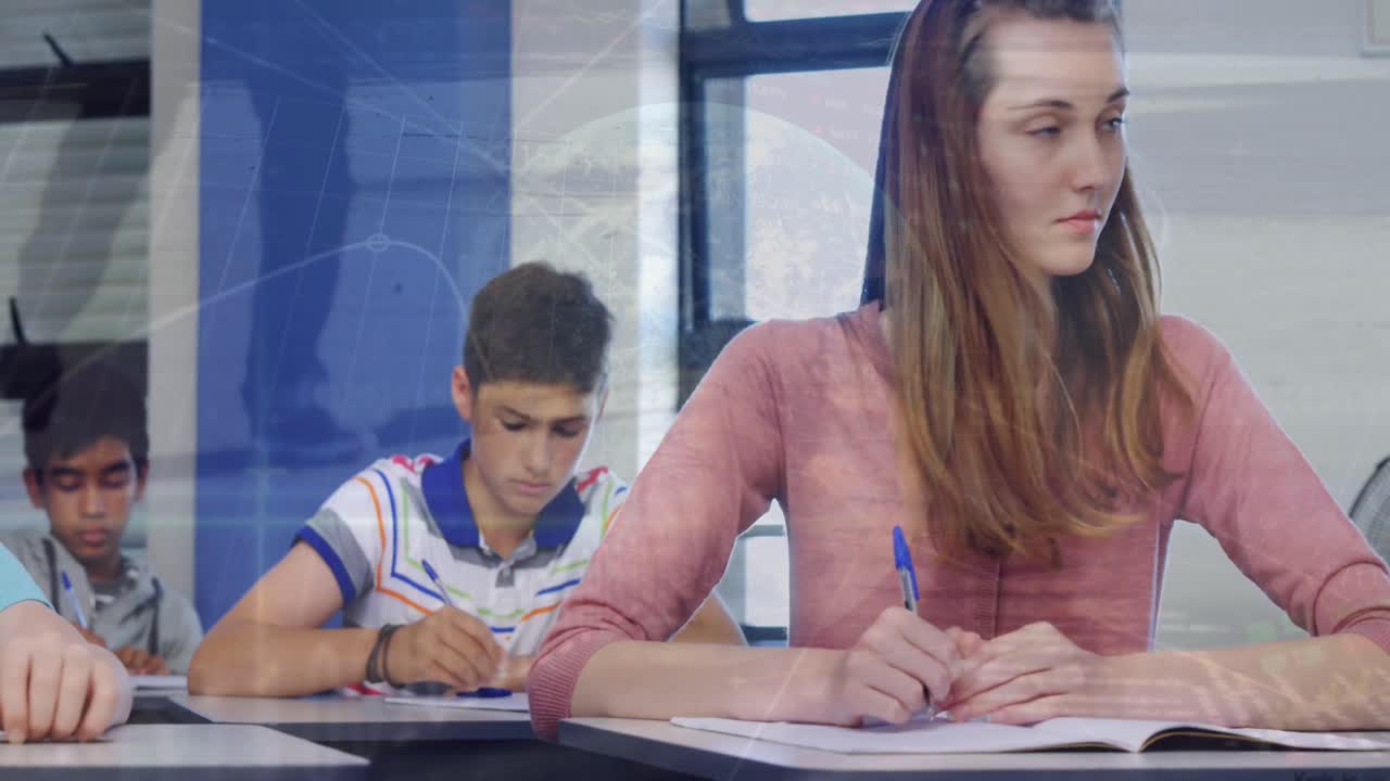 red de conexiones contra la madre caucásica sentada en el procesamiento de datos privado contra la espalda gris