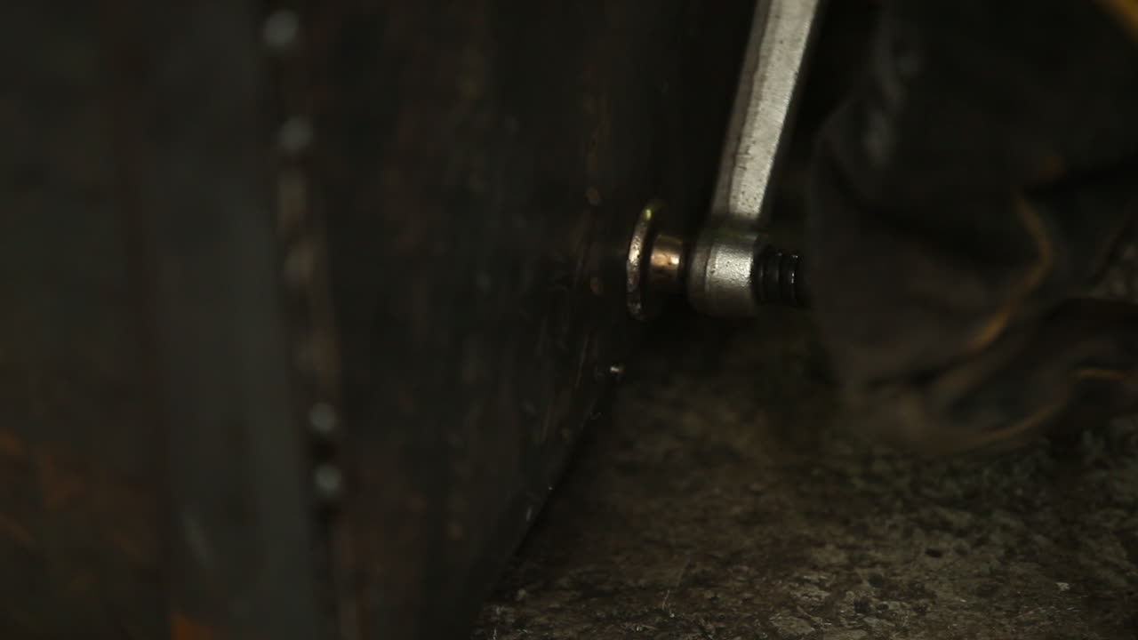 균일하게 연결되는 금속 시트용 클램프를 조이는 공장 작업자