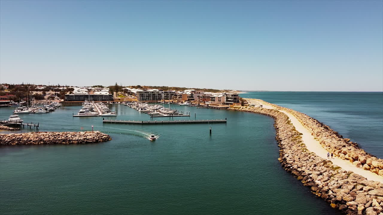 vista aérea de la residencia en la costa con yates y veleros amarrados