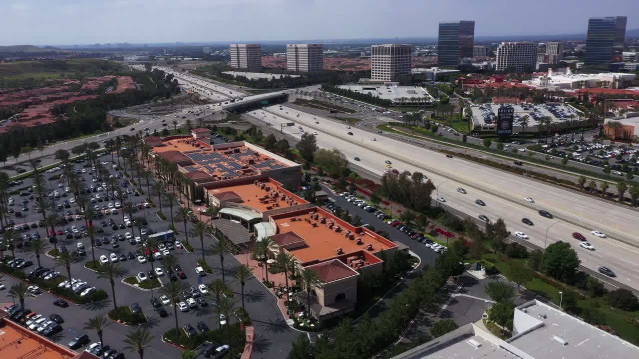 고속도로를 가로지르는 자동차의 공중 풍경, 캘리포니아 주 어바인.