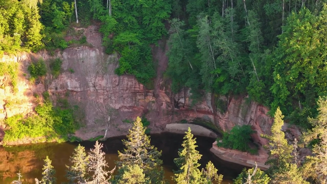 Flygvy över Kuku Klintis, en geologisk formation som dateras miljontals år tillbaka. Det högsta utskottet av devoniska bergarter i Gauja nationalpark, Ligatne, Lettland.