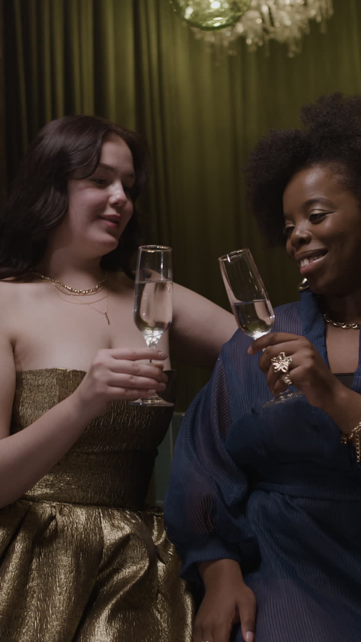 dos mujeres celebrando con champán.