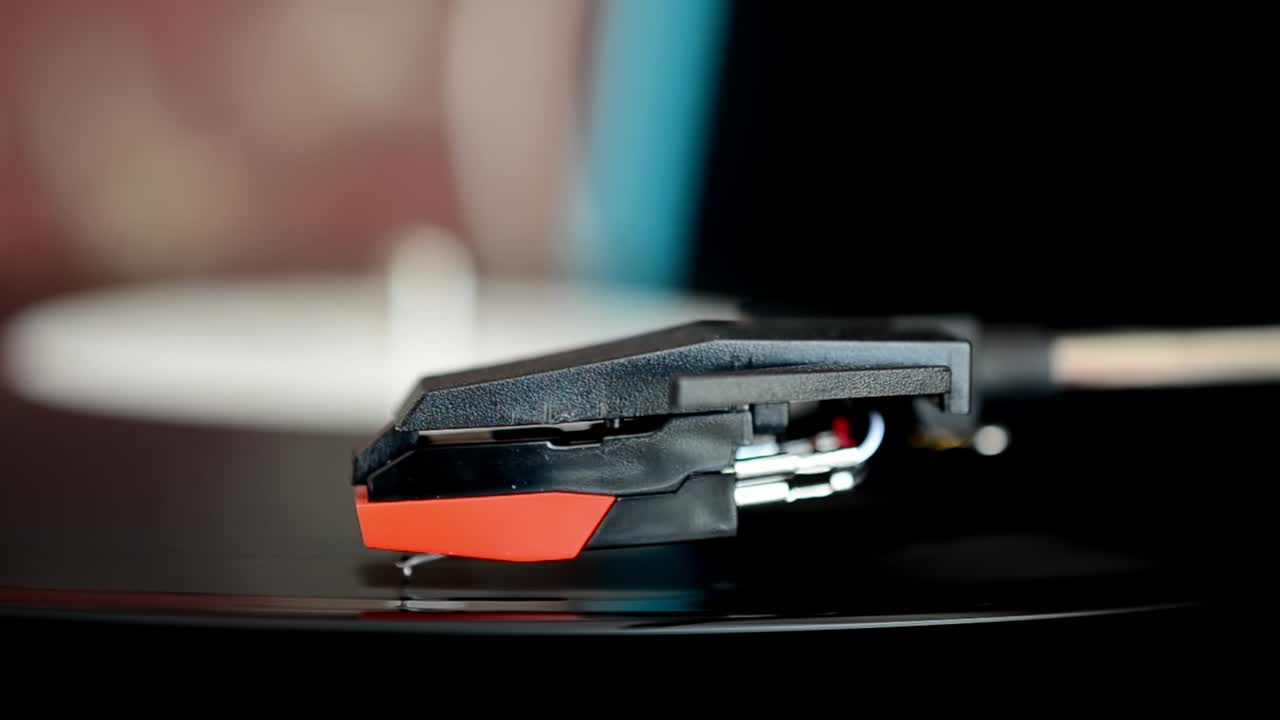 Platespiller. Nål på en vinylplate.