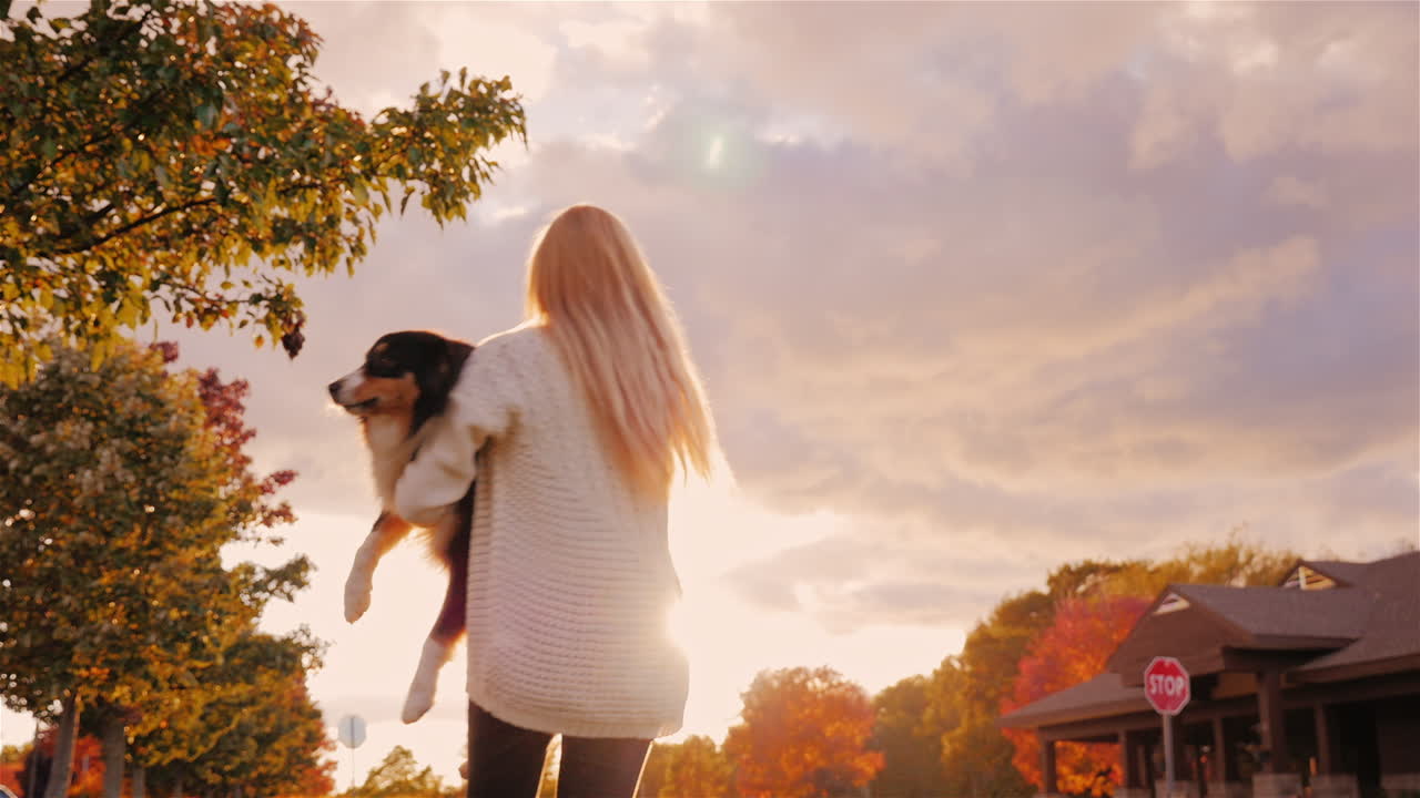 젊은 여자가 개와 논다 1