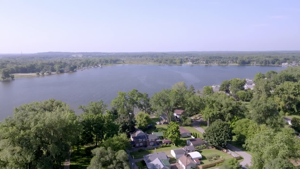 Rumah-rumah di lingkungan Vandercook Lake, Michigan dengan video drone bergerak naik.