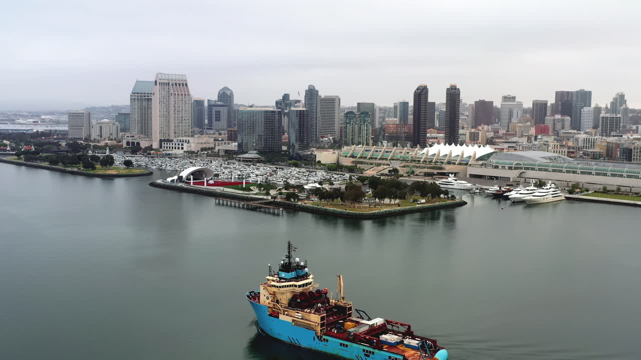 캘리포니아주 샌디에이고의 브로드웨이 부두 근처에서 항해하는 파란색 화물선