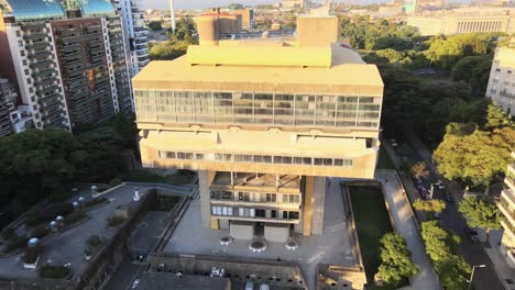 Vista-Aérea-Inclinada-Hacia-Abajo-De-La-Biblioteca-Nacional-Mariano-Moreno-En-Buenos-Aires